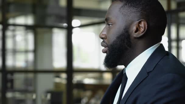 Afroamerikaner sorgt sich um Entlassung, Rassendiskriminierung am Arbeitsplatz — Stockvideo