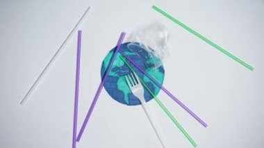Toprak resmi, çevre kirliliği, eko sorun üzerinde çöp ve plastik çöp