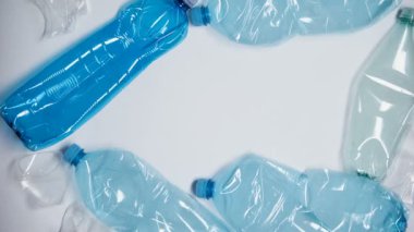 Boş plastik şişeler beyaz arka plan, kullanım kavramı, ekoloji üzerinde daire