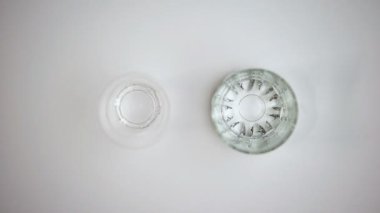 Plastik bardak ve su bardağı arasındaki fark, yeniden kullanılabilir içecek malzemesi, ekoloji