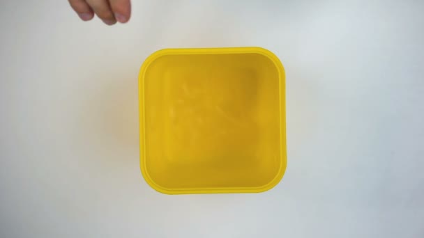 Le persone mettono la spazzatura nel bidone di plastica giallo, riciclaggio ed ecologia — Video Stock