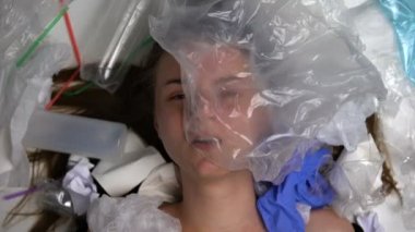 Kadın plastik çöp, kirlilik sonucu, çevre koruma ile çevrili