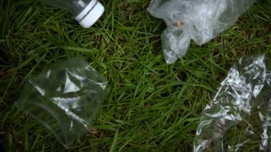 Çim üzerinde plastik çöp, kirlilik sorunu, çevre felaketi, stop-motion