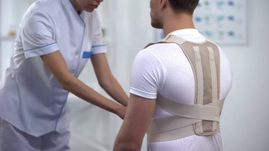 Ortopedist duruş kontrol omuz Brace erkek hasta, sağlık uygulayarak