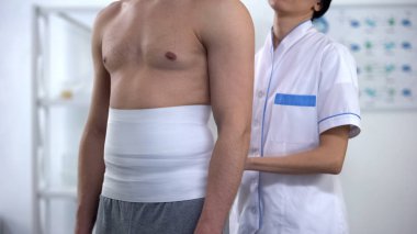 Kadın doktor geri Wrap erkek hasta hipoksik doku hasarı azaltmak için uygulama