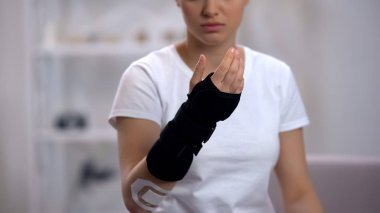 Kadın Titan bilek Brace kontrol, spor travma sonrası rehabilitasyon, tedavi