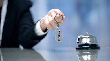 Kadın el Holding otel oda anahtarları resepsiyonda çan yakın, konukseverlik Hizmetleri