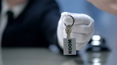 Resepsiyonist oda anahtarı veren, Otelde kaliteli hizmet, Check-in