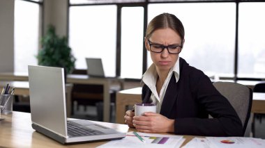 Bilgisayar, yorgun ve motive edilmemiş, kahve molası çalışma bored kadın