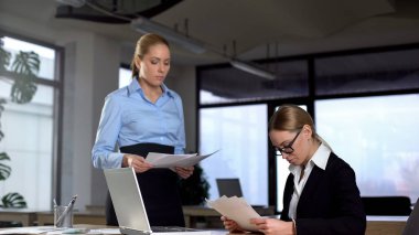 Patron genç işçi, mali belgelerde hatalar iş memnun