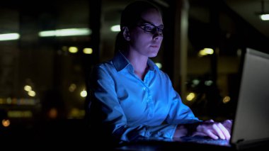 Kadın gece laptop yazarak, ofiste çalışma saatleri, meşgul yaşam tarzı