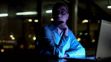 İşkadını zor iş projesini düşünme, ekstra saatler çalışma, gece