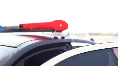 Açık polis otomobilinde yanıp sönen ışıklar, vatandaşların kamu güvenliği, güvenlik