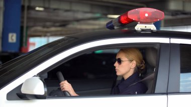 Kadın polis Yeraltı otopark, devriye, hukuk ve sipariş polis arabası sürüş