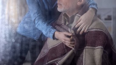 Genç kadın Büyükbaba battaniye, aile bakımı, hemşirelik ev gönüllü kapsayan