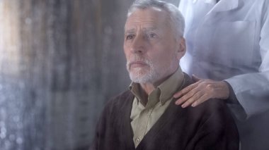 Doktor hasta yaşlı adam destekleyen, hasta omuz tutan, zor zaman, yalnızlık