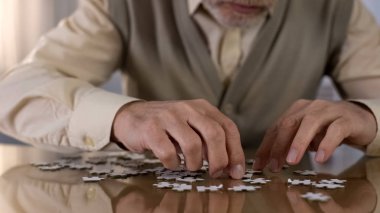 Evde bilmecenin montaj erkek emekliye, Alzheimer rehabilitasyonu, hobi