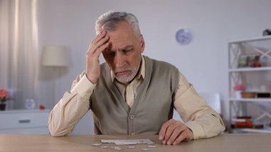 Emekli bulmaca birleştirmek için çalışırken, bellek sorunları, bilişsel bozukluk