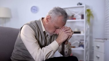 Yaşlı adam ne yazık ki kafa eğdi, yalnız ve depresyona, yaşlılık krizi hissi