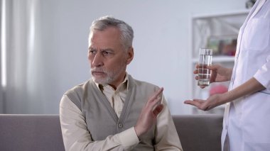 Depresif emekli hemşire tedavi reddetme, yalnız ve depresif hissediyorum