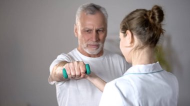 Hemşire Yaşlı adam dumbbell, kardiyak rehabilitasyon, yaralanma kurtarma kaldırmak için yardım