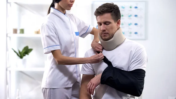 Ortopedista Que Fija Cabestrillo Masculino Del Brazo Del Paciente Posición —  Fotos de Stock