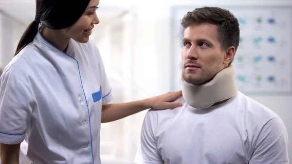 Enfermera Sonriente Mirando Hombre Cuello Uterino Espuma Atención Médica Clínica — Foto de Stock