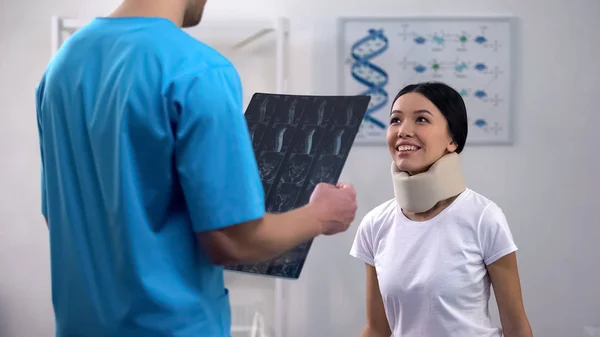 Médico Varón Informando Paciente Femenina Espuma Cuello Cervical Buen Resultado —  Fotos de Stock