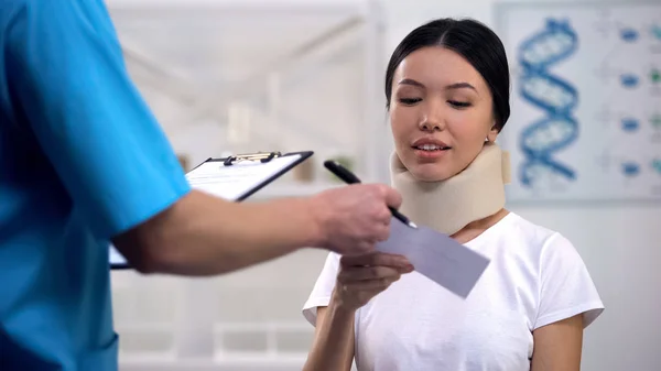 Terapeuta Dando Cuenta Señora Sonriente Cuello Cervical Espuma Seguro Salud —  Fotos de Stock