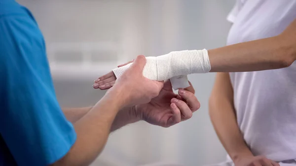 Ortopedista Aplicando Envoltório Elástico Pulso Paciente Feminino Luxação Articulação Mão — Fotografia de Stock