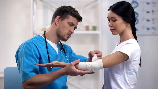 Uppmärksam Terapeut Fastställande Armbåge Elastisk Varp Kvinnlig Patient Efter Skada — Stockfoto