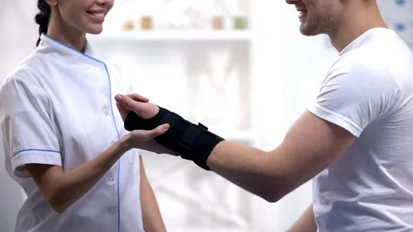 Professionelle Orthopädische Fixierung Handgelenksstütze Erfreut Männlichen Patienten Gesundheitswesen — Stockfoto