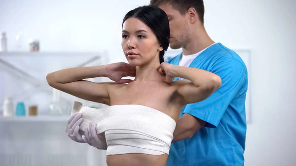 Manlig Plastikkirurg Som Applicerar Elasto Fit Bröst Kvinnlig Patient Kompression — Stockfoto