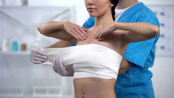 Professional Plastic Surgeon Wrapping Chest Compression Female Patient Health — Stock Photo, Image