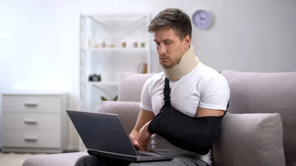 Male Foam Cervical Collar Arm Sling Typing One Hand Laptop — Stock Photo, Image