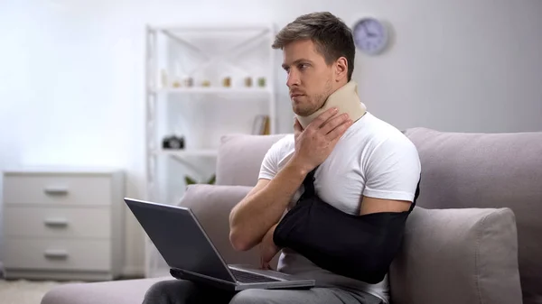 Injured Man Foam Cervical Collar Arm Sling Working Laptop Feeling — Stock Photo, Image