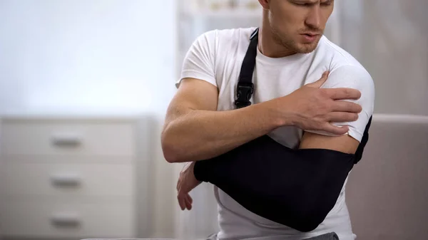 Mann Mit Armschlinge Spürt Schmerzen Der Schulter Folge Eines Traumas — Stockfoto