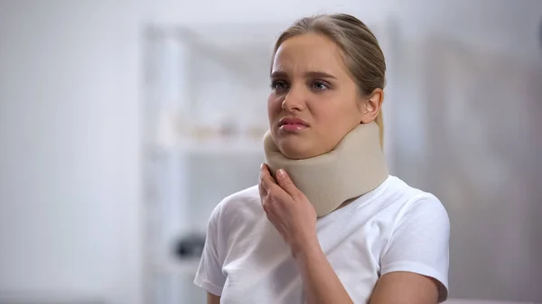 発泡子宮頸部の若い女性は首に鋭い痛みを感じ 外傷の結果 — ストック写真