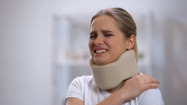 肩の痛みに苦しむ泡頸部首輪の動揺の女の子 事故の傷害 — ストック写真