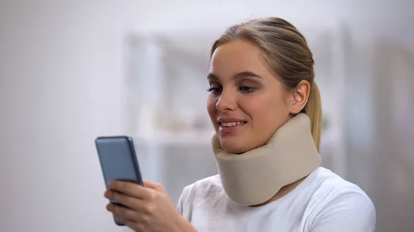 Tersenyum Perempuan Leher Kerah Chatting Dengan Teman Smartphone Pemulihan — Stok Foto