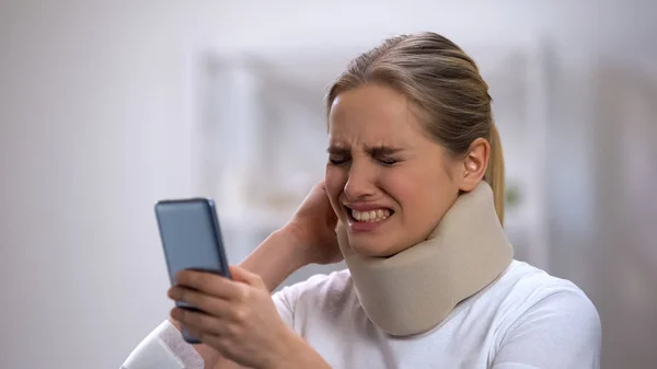 Žena Pěnové Krční Objímce Při Čtení Zprávy Telefonu Pocit Bolesti — Stock fotografie