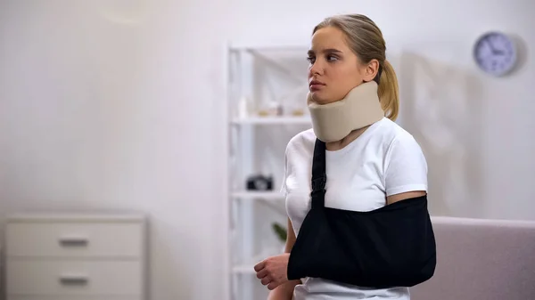 Ongelukkige Vrouw Foam Cervicale Kraag Arm Sling Zittend Bank Rehab — Stockfoto