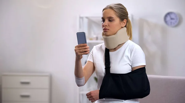 Triste Fêmea Espuma Cervical Colar Braço Sling Leitura Mensagem Smartphone — Fotografia de Stock