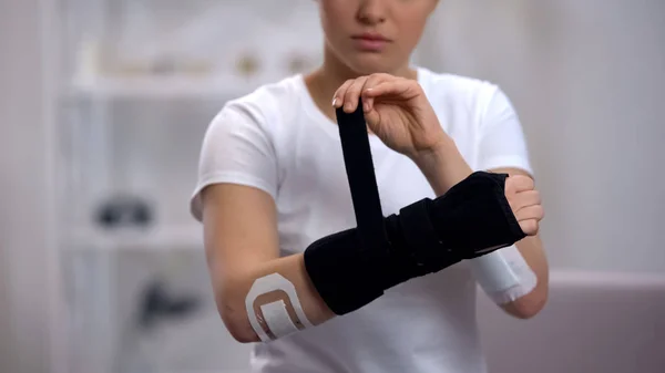 Jonge Sportvrouw Toepassing Titan Wrist Brace Revalidatie Trauma Gezondheid — Stockfoto