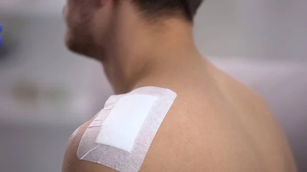 Lijm Bandage Toegepast Mannelijke Gewonde Schouder Eerste Hulp Huishouden Letsel — Stockfoto