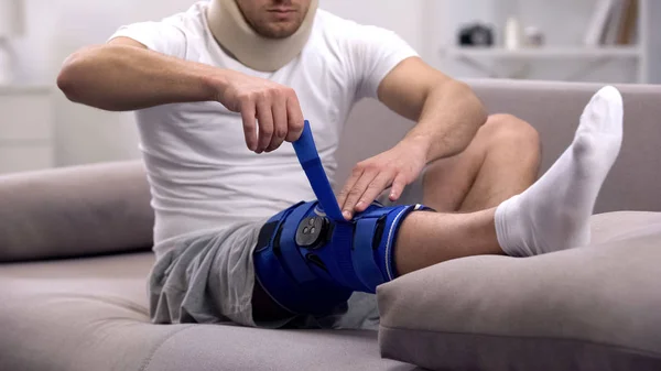 Homem Espuma Colar Cervical Fixação Neoprene Joelho Cinta Sentado Sofá — Fotografia de Stock