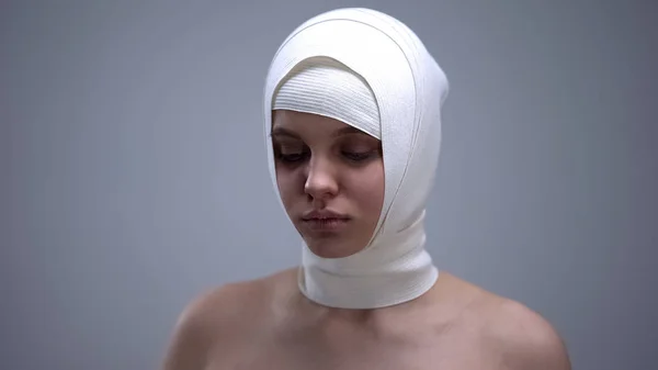 Mulher Elástico Headwrap Sentindo Frustrada Vítima Violência Assédio — Fotografia de Stock