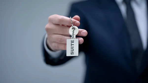 Suite Wort Auf Schlüsselanhänger Der Hand Des Geschäftsmannes Vermietung Premium — Stockfoto