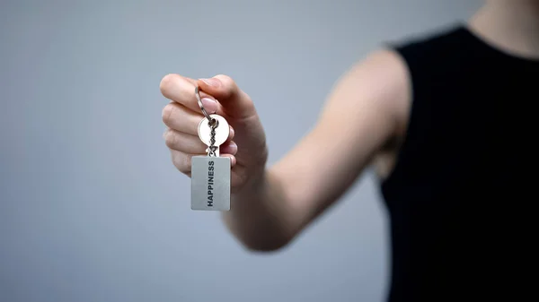 Parola Felicità Portachiavi Mano Femminile Raggiungimento Indipendente Successo — Foto Stock