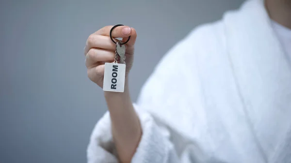 Person Bathrobe Holding Keys Room Word Health Resort Sanatorium Spa — Stock Photo, Image